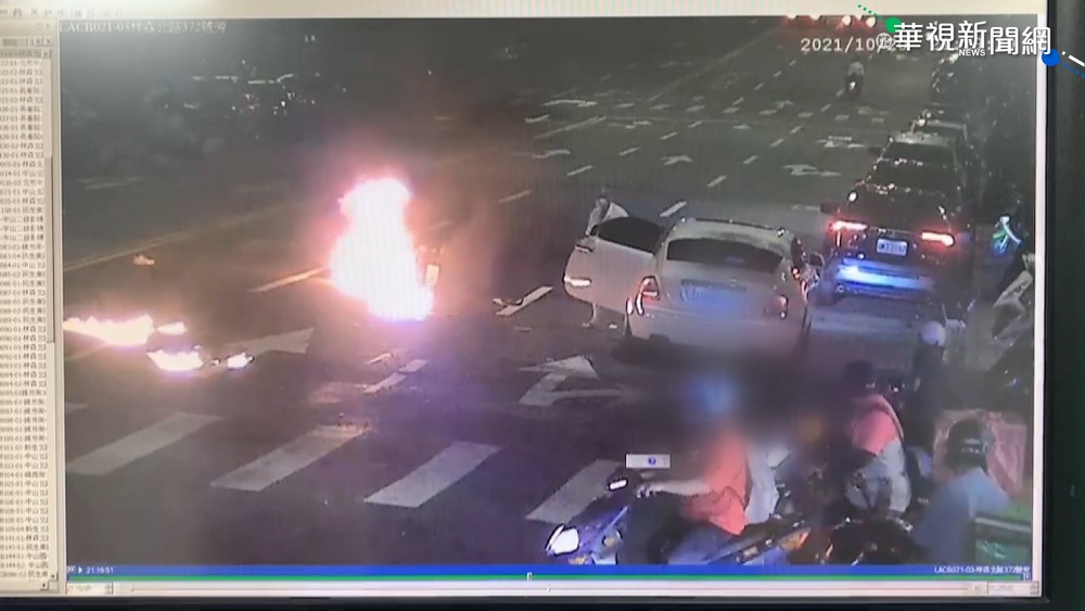 千萬勞斯萊斯撞機車 騎士噴飛陷昏迷