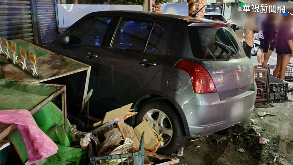 疑行經路口未減速 2車碰撞5人送醫