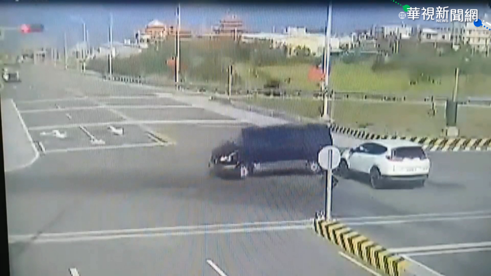 日落大道爆車禍 廂型車遭撞翻3人傷