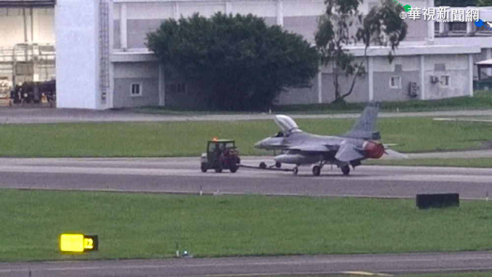 空軍天龍操演疑出包 軍機蒙皮擦傷