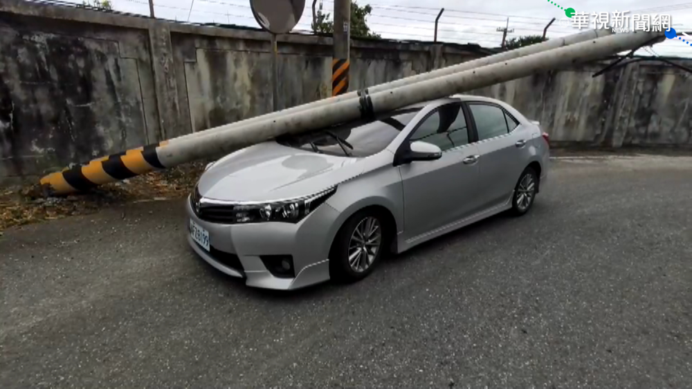 壓路車扯斷電線 電桿砸轎車.駕駛送醫