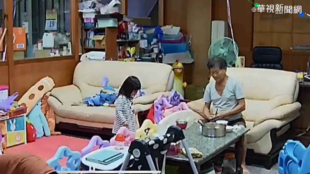 萌孫踢腿功"加菜" 鞋子飛進阿公湯鍋