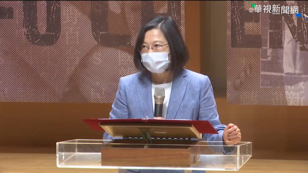 蔡英文台上講性平 工作人員對少女伸狼爪