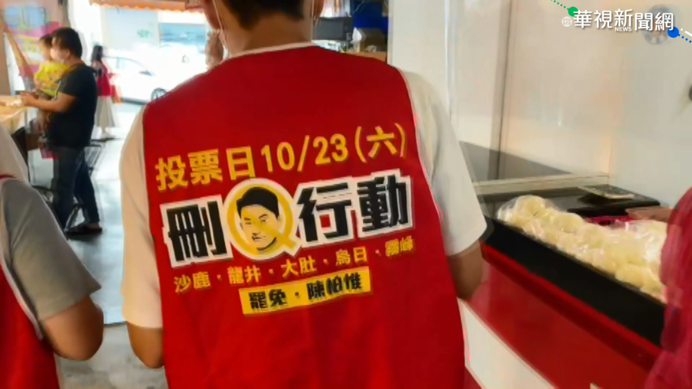 穿梭街道市場 罷免團體志工發傳單