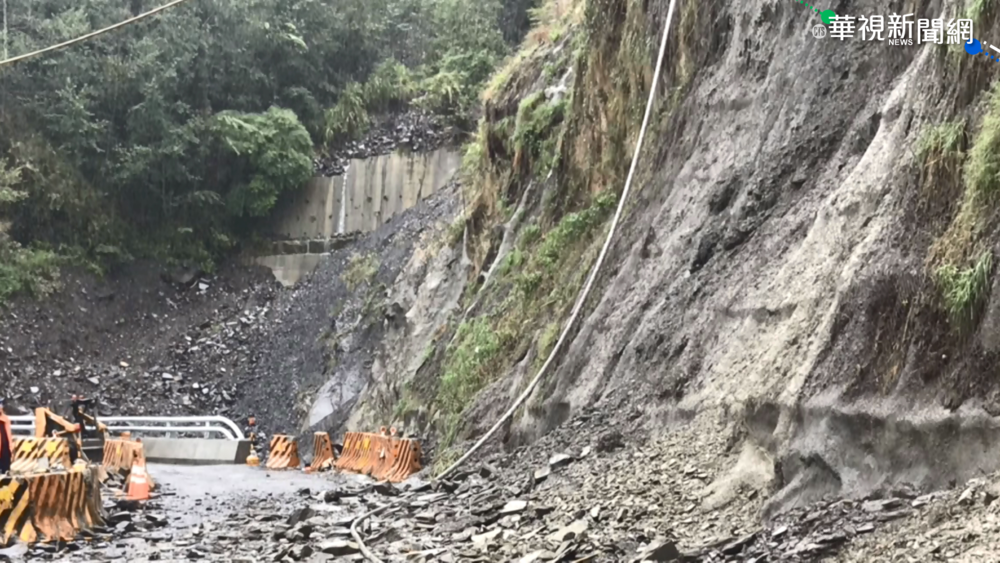 宜蘭6.5強震 中橫便道坍方落石砸車