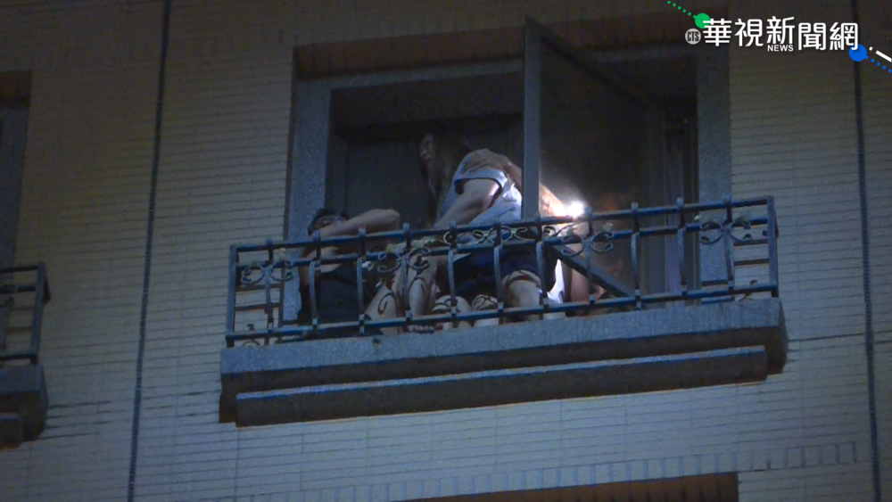 新莊社區大樓火警 住戶坐陽臺求援