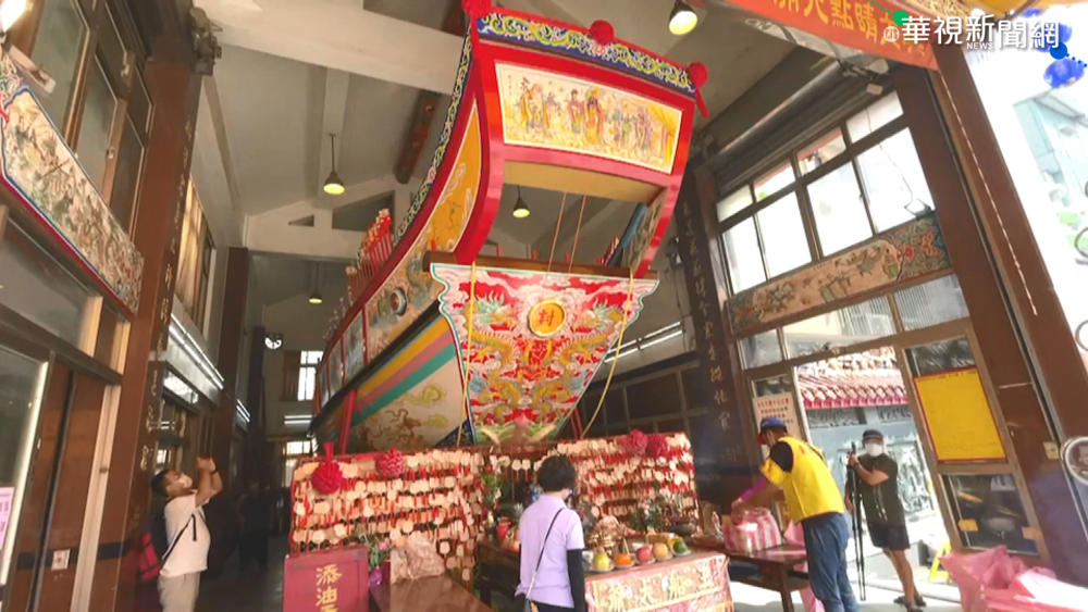 東港迎王祭連辦8天 王爺出巡信眾跟隨