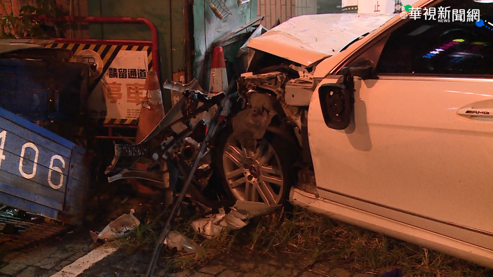 台灣大道轎車自撞 車上2人輕重傷