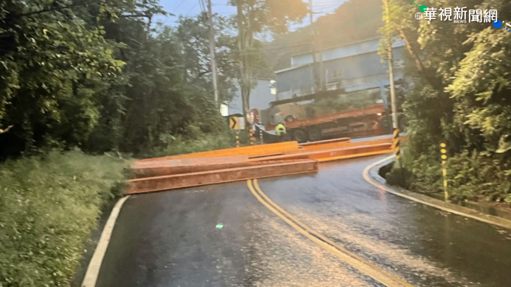 大貨車急煞鋼條滑落 事故路段遭癱瘓