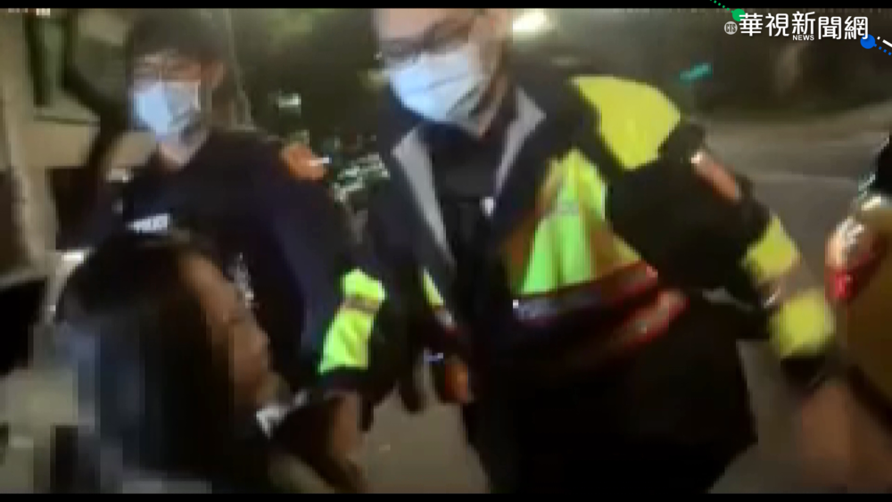 情侶街頭爆衝突 警到場勸說反遭抓傷