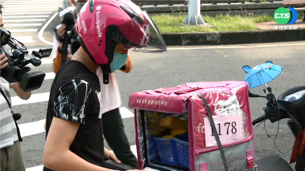 送餐也送愛! 阿伯訂餐外送員暖心陪聊