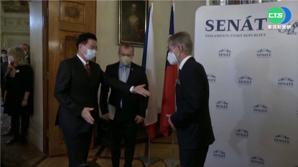 吳釗燮抵捷克行程滿 見議長獲頒獎章