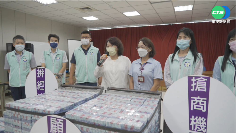 嘉市普發2千現金 警大陣仗護送5.4億