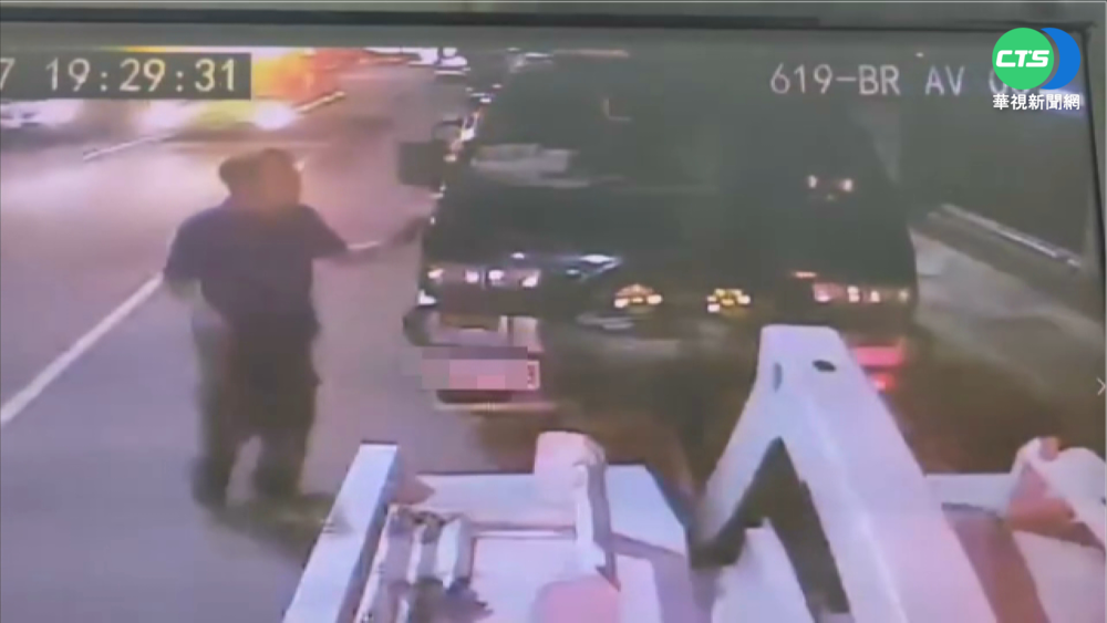 違停遭拖吊 男怒撕封條跑進副駕駛座