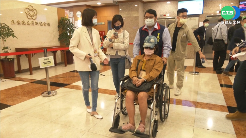 基隆女打完AZ雙腳無力 控醫院踢皮球