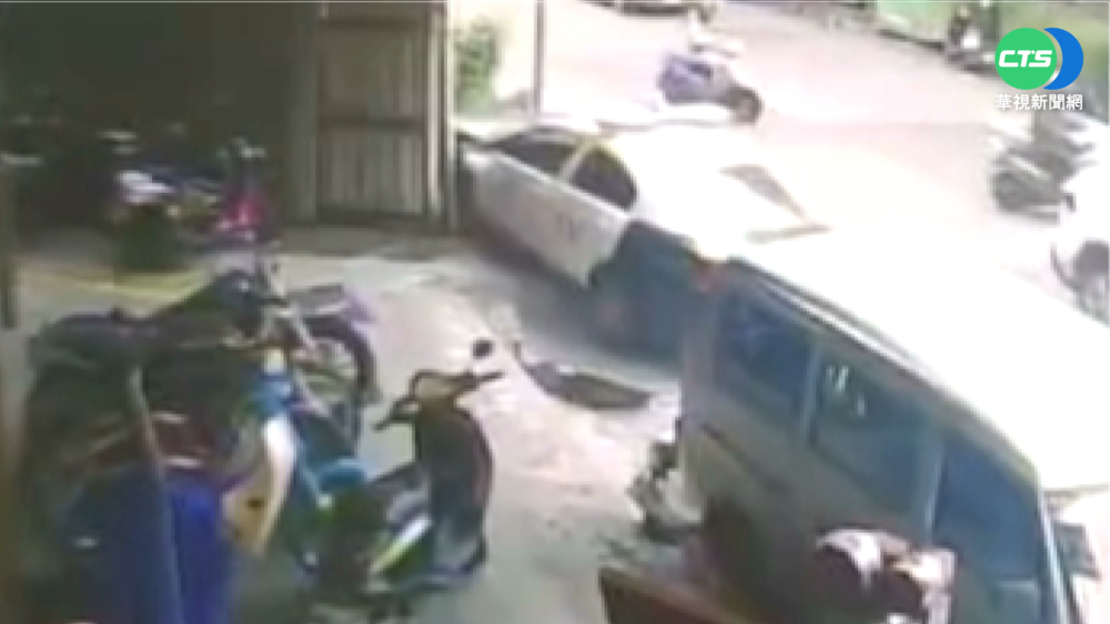 警車為閃避野狗 誤擦撞機車騎士輕傷