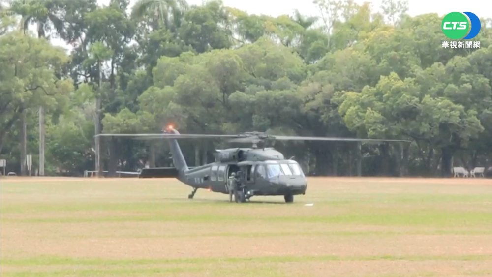 黑鷹直升機降中興草坪! 師生搶圍觀