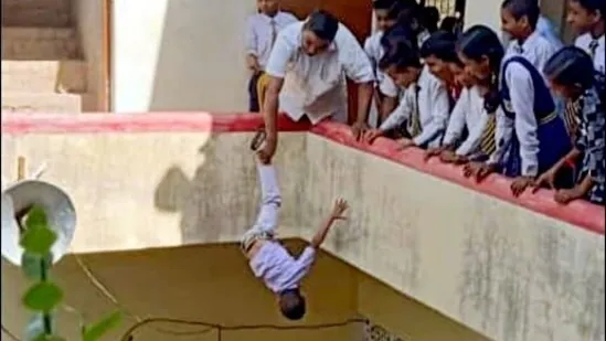 印度學生偷溜出校買零食 遭校長「倒吊中庭」懲戒