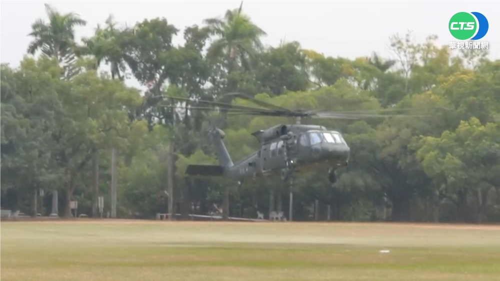 黑鷹演練降落中興草坪 師生搶圍觀