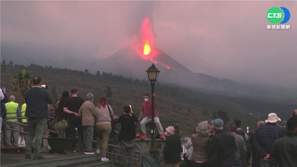 西國火山噴發持續6週! 驚現"熔岩炸彈"
