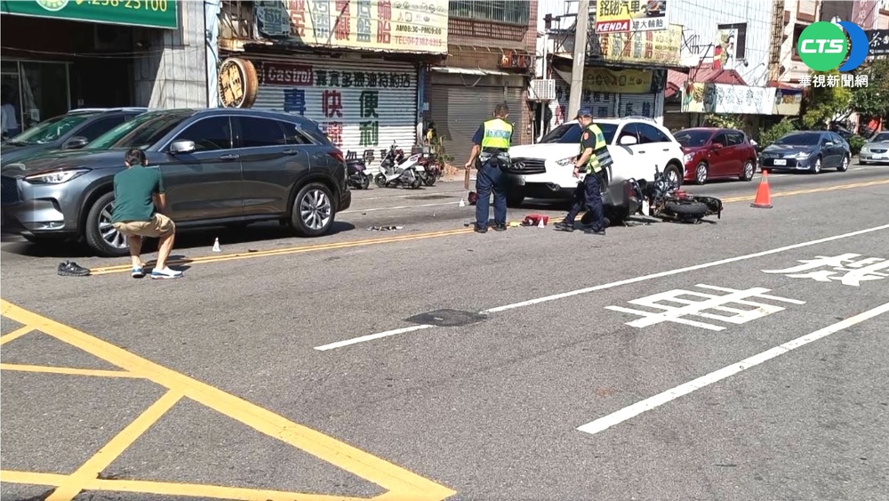碰! 機車衝出巷撞直行車 騎士卡車底亡