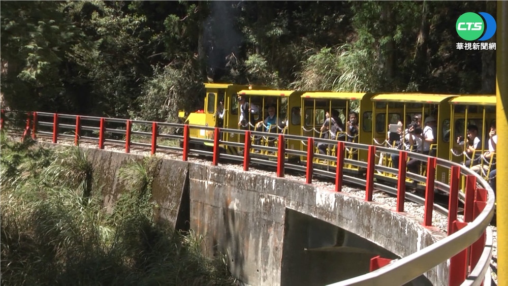 太平山蹦蹦車復駛 遊客搶搭首班列車