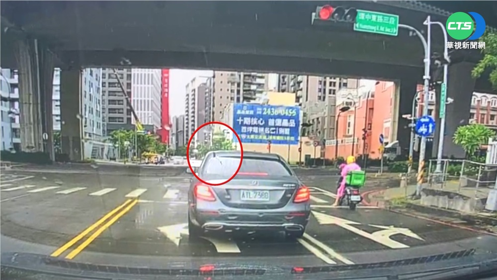 遭警嗆"綠燈你的頭" 違規騎士控受辱!