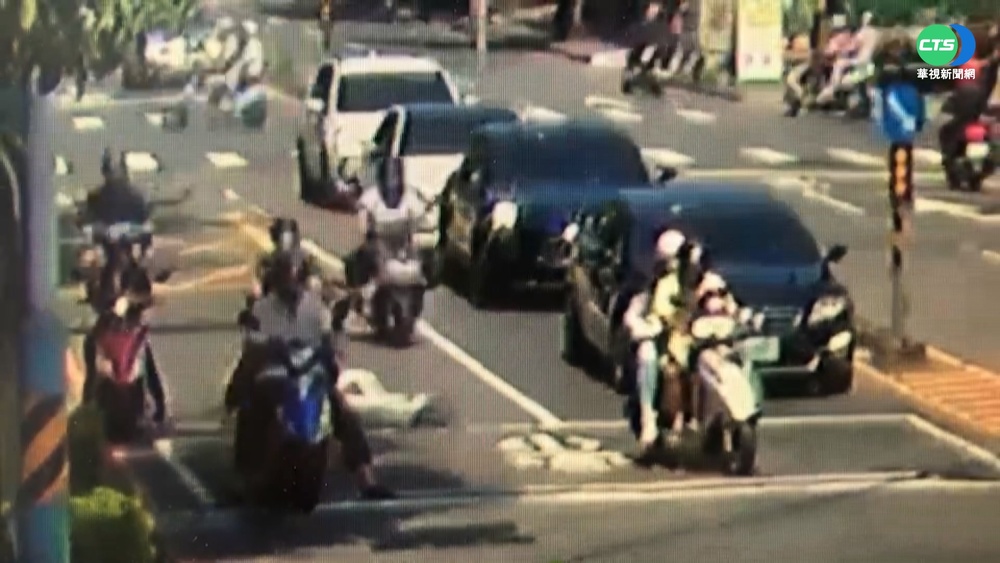 戴"羚羊角"太凸出 2騎士口角變互毆!