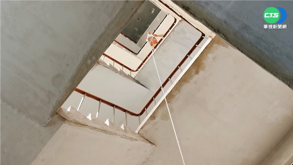 雞蛋糕店"垂降送餐點" 吸睛也吸金