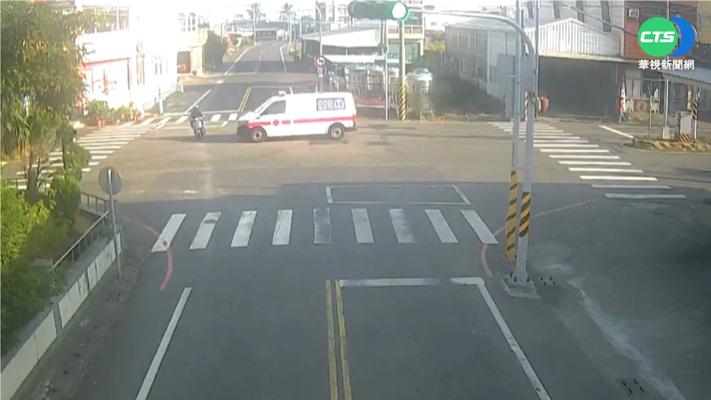 救護車鳴笛送傷患 女騎士路口遭撞飛