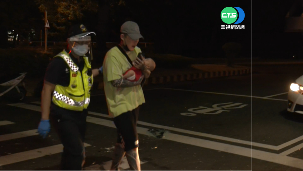 轎車相撞卡安全島 車上嬰兒嚇壞大哭