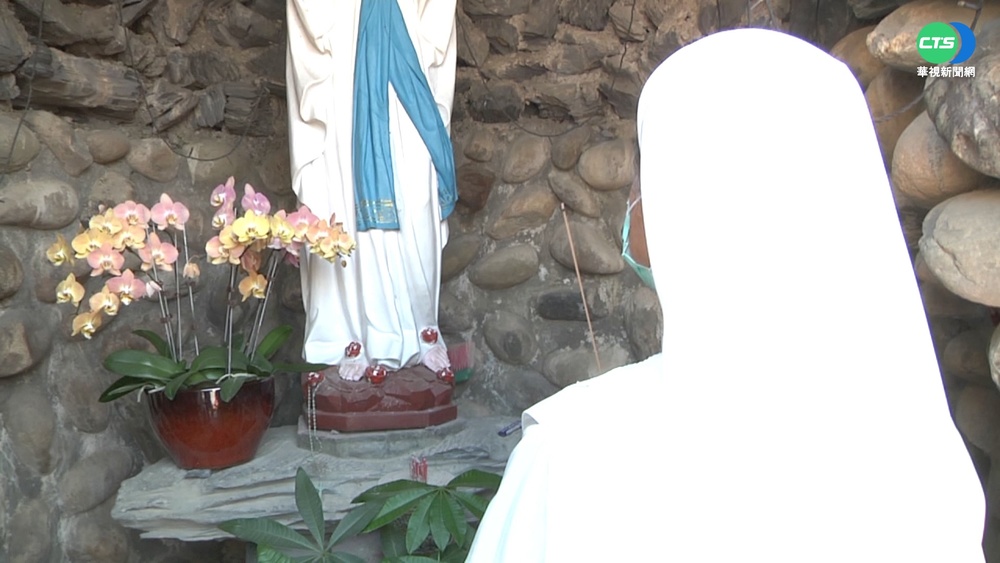 中西文化大融合! 百年天主堂拿香祭拜