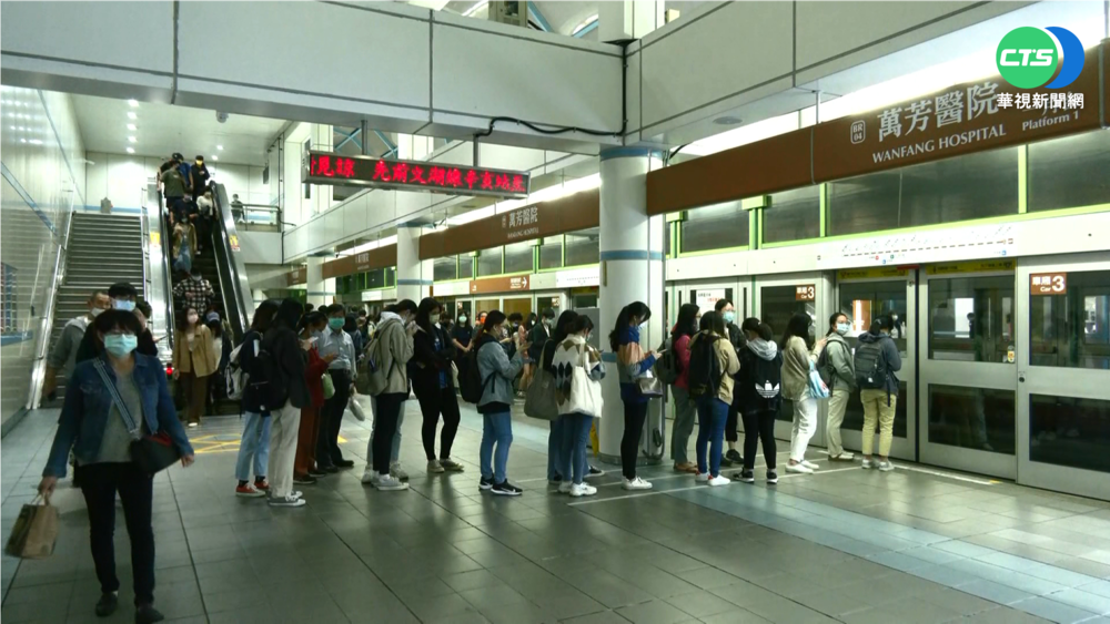 社區鋸樹幹掉落軌道! 文湖線一度停駛