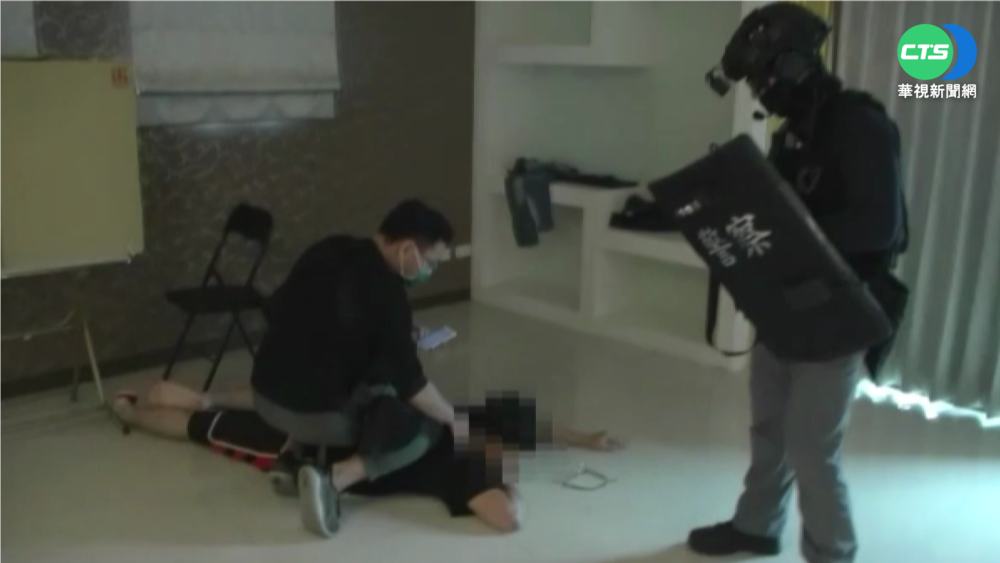 警攻破詐騙機房 嫌犯奪窗逃被壓制