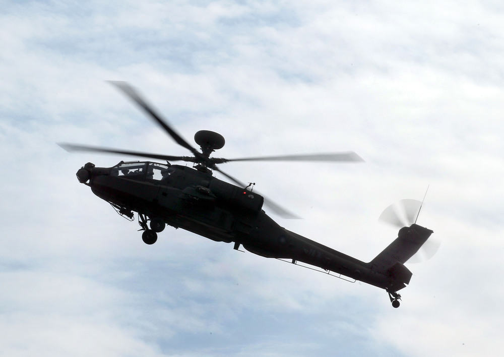 阿帕契直升機演習飛彈發射架脫落！軍方：疑誤觸開關