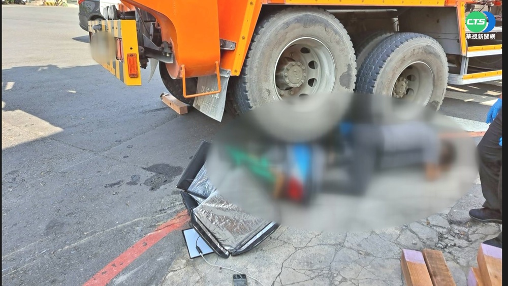機車擦撞攪拌車 外送員左大腿壓輪下