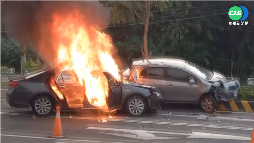 屏東工業區3車追撞 "火燒車"2人送醫