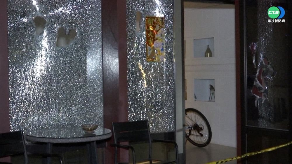直播糾紛? 3惡煞持棒砸破娛樂公司玻璃