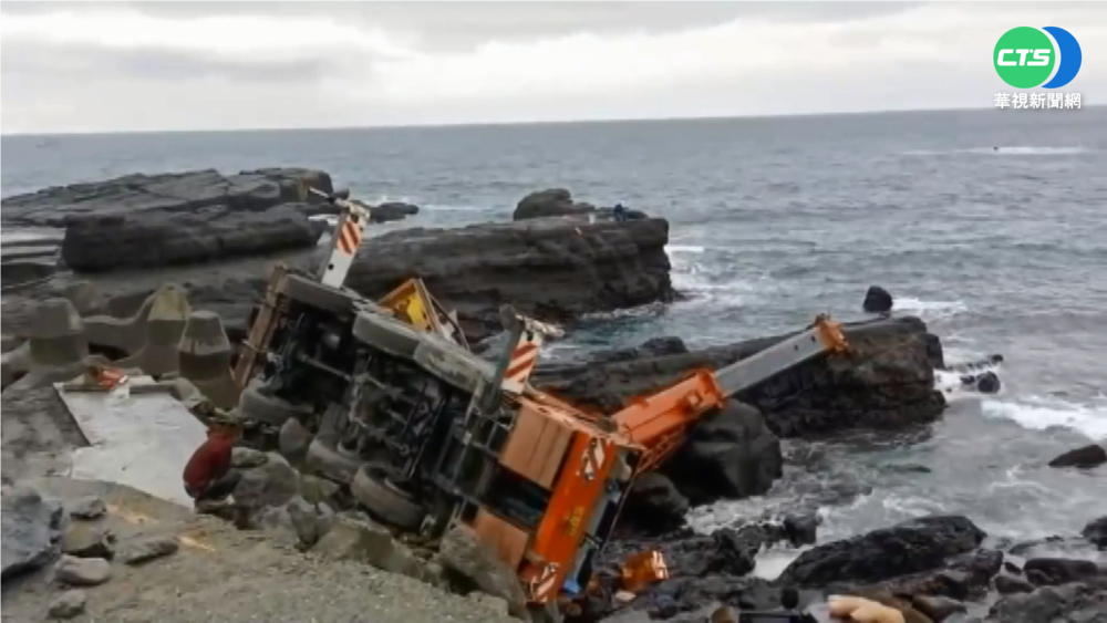 宜蘭石城漁港吊車翻覆 2工程員擦傷
