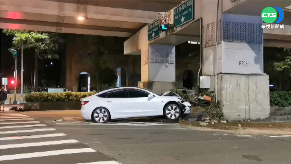 休旅車違規左轉 碰! 特斯拉煞車不及撞上