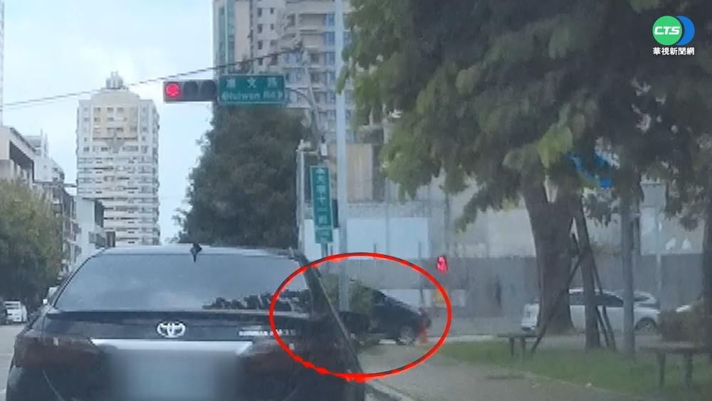 賣場擺三角錐圍路 車龍無視紅燈右轉