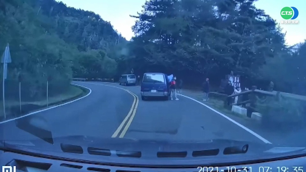 白牌車停路中央放客賞景 後車迫逆向