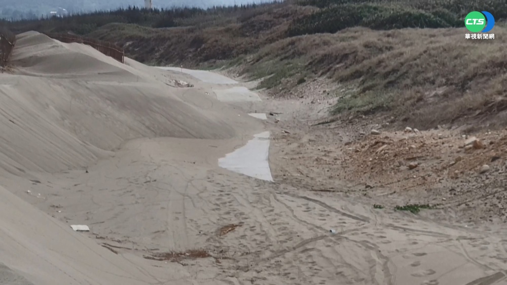 小沙丘祕境藏危機! 男騎車陷沙中受困