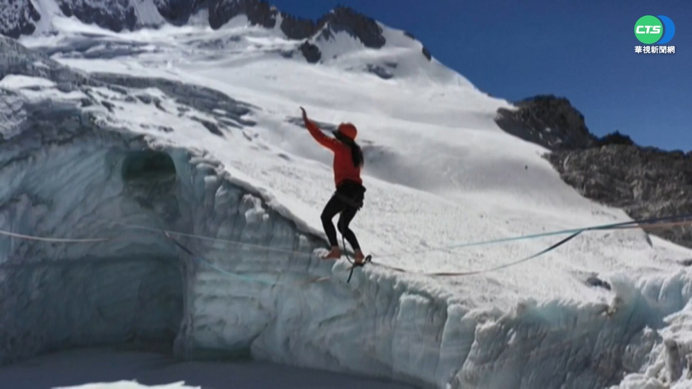 高空走繩! 義大利高手挑戰橫跨高山冰湖