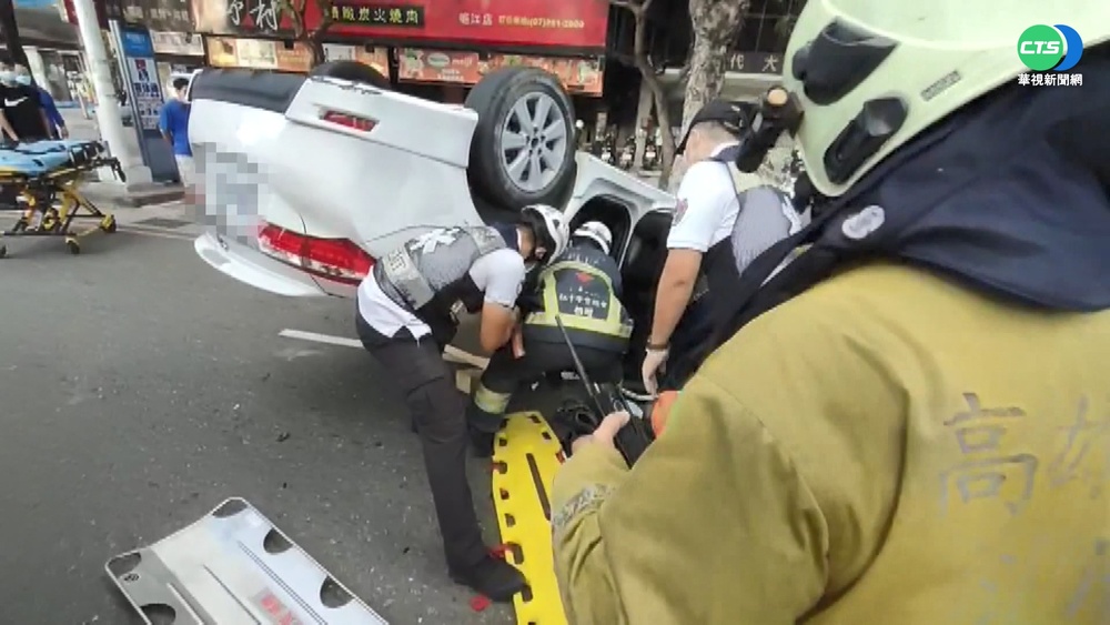 撞路邊車空翻5圈 駕駛救出渾身酒味