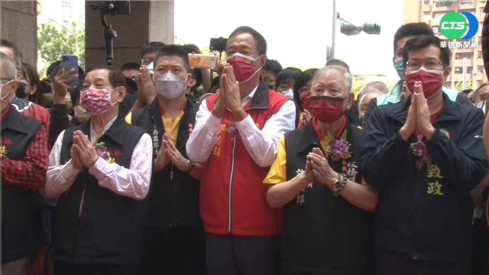 北港媽遶境 郭董祈福:不要戰爭.疫情消失