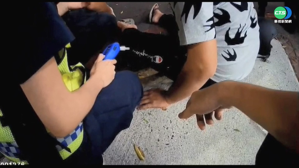 醉男騎車上路 疑煞車不及自摔波及2人