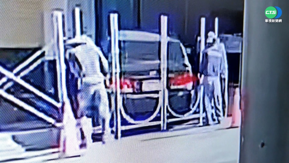 家門遭違停堵死! 屋主怒"鷹架封印"制裁