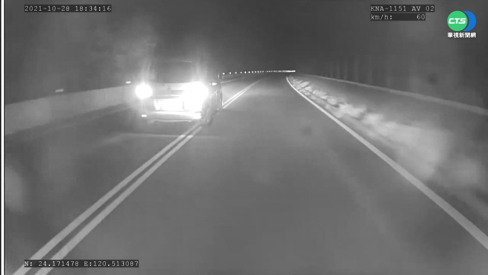 廂型車盲彎逆向超車! 貨櫃車嚇傻急閃