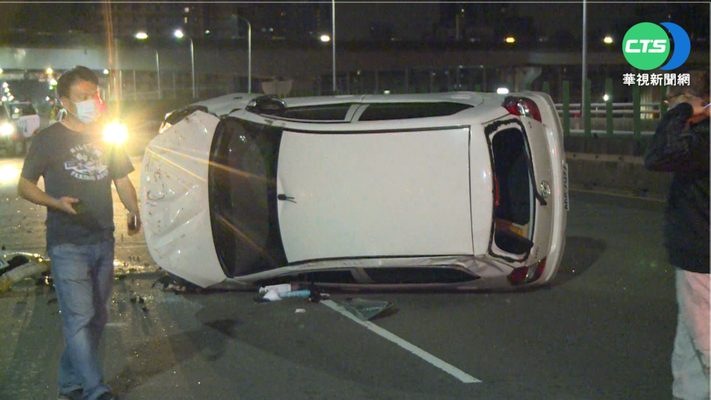 酒駕自撞安全島翻覆 男脫困幸無大礙